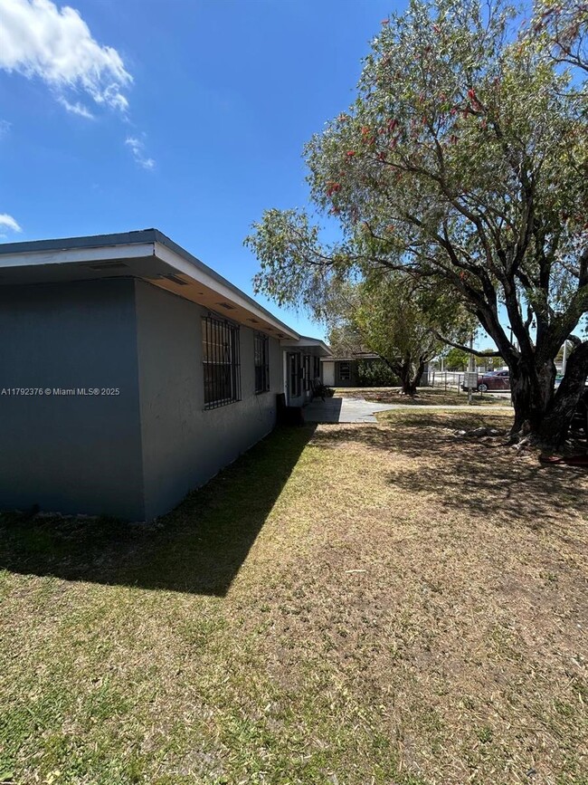 Building Photo - 1692 NW 7th Pl
