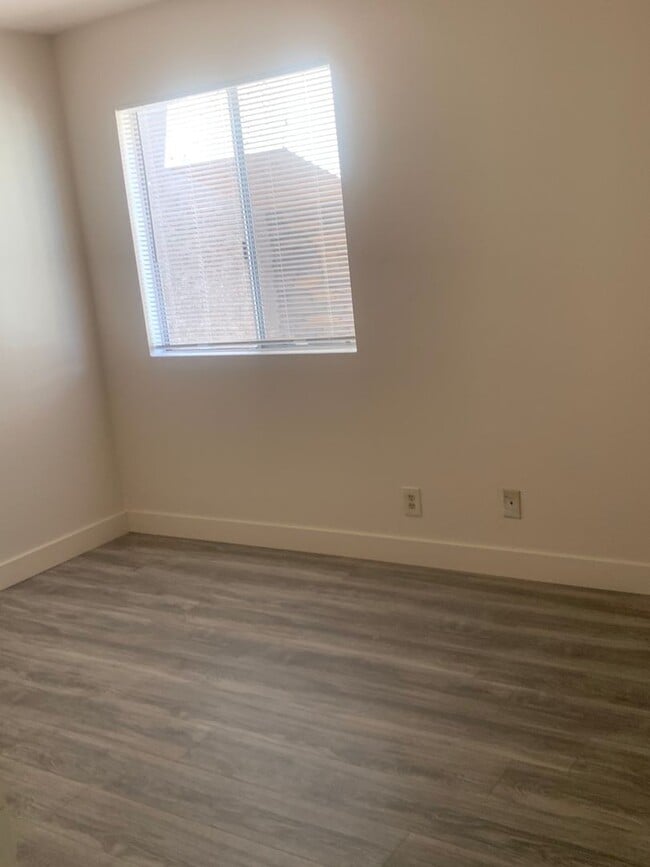 Building Photo - 2 bed condo for rent -$1350