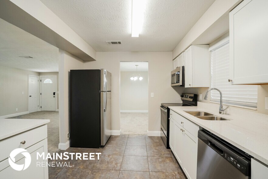Building Photo - 583 Madeira Dr