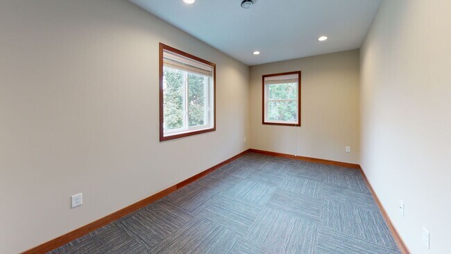 Building Photo - 806 12th Ave SE