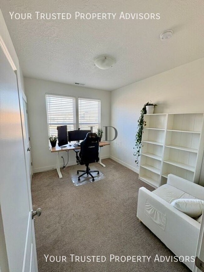 Building Photo - 5096 Putney Hill Rd