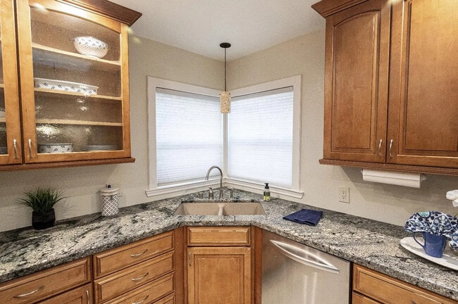 Building Photo - 1915 Washington St