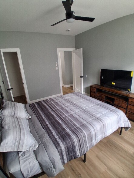 Building Photo - 3422 W Dickens Ave