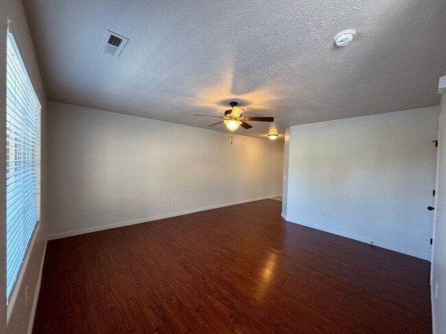 Building Photo - 3 bed 2.5 bath townhome