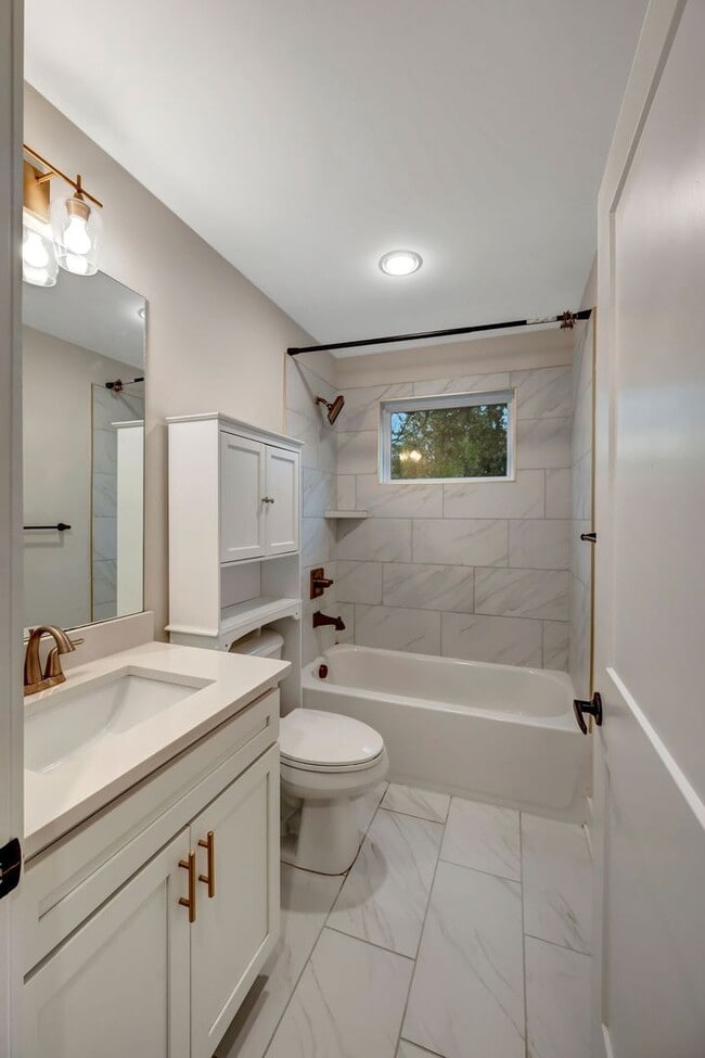 Building Photo - Modern 4 Bedroom/ 3 Bath Home in East Nash...