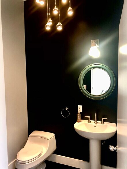Powder room - 6396 Weidlake Dr