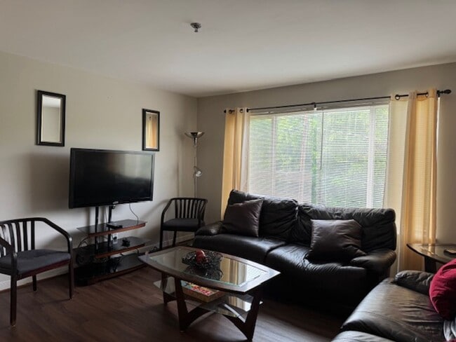 Building Photo - 303 White St