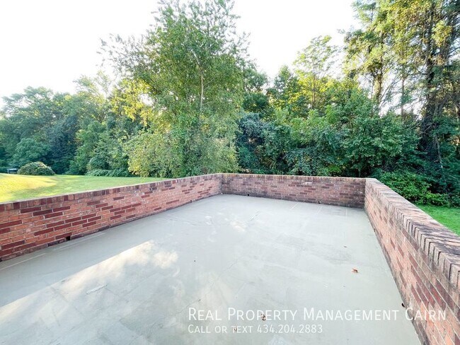 Building Photo - 4 Bed, 2.5 Bath Home -- Over 2k sqft, pati...