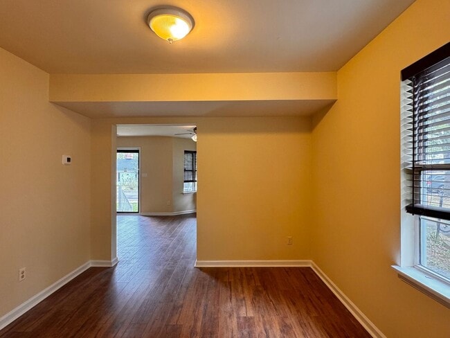 Building Photo - Briarwood Townhome close to NGIC and Hollymead Town Center!