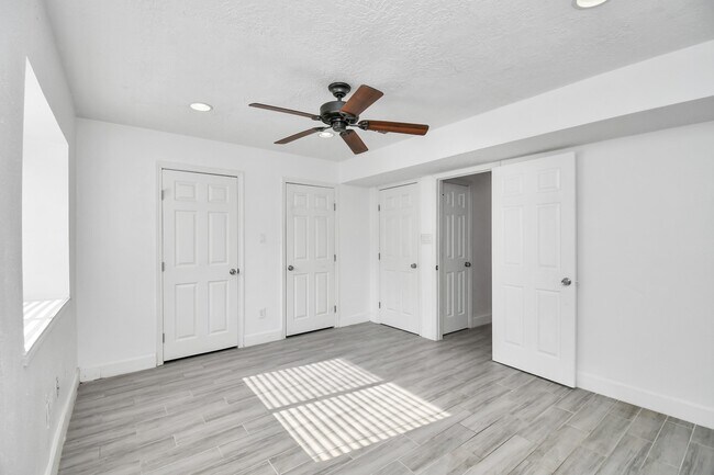 Building Photo - 8573 Wilcrest Dr