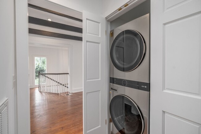 Building Photo - Renovated 2 Bedroom Carriage house off Lafayette Square