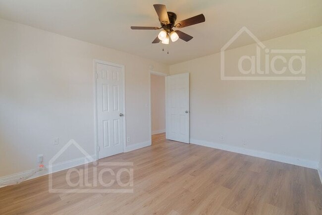 Building Photo - 801 N Sapodilla Ave