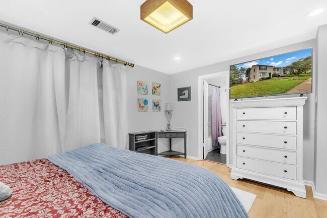 Building Photo - Beautifully Updated End-Unit Townhome in P...