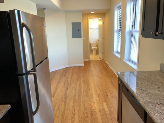 Building Photo - 2807 W Lawrence Ave