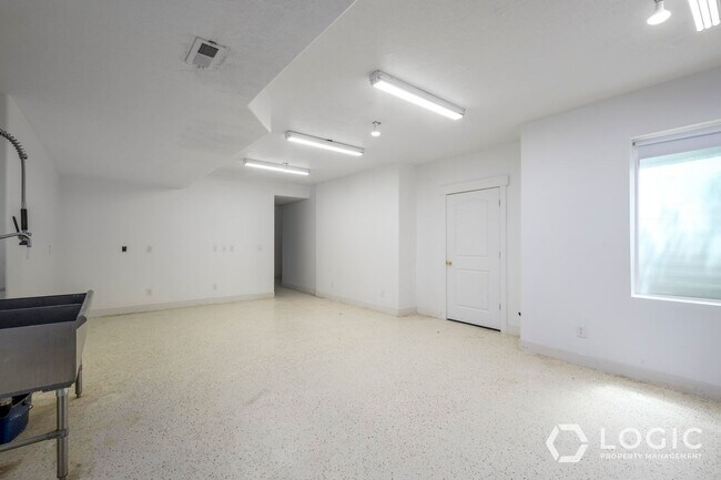 Building Photo - 2263 4160 S
