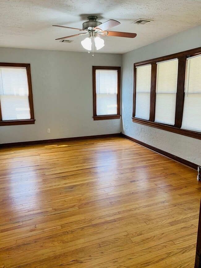 Building Photo - 1136 NW Oak Ave