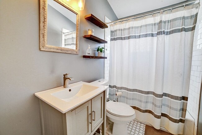Building Photo - 204 Woodside Dr