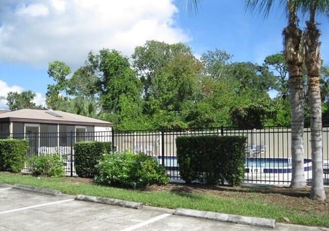 Building Photo - 1 Bedroom 1 Bath Just Over The Bridge From The Ocean!