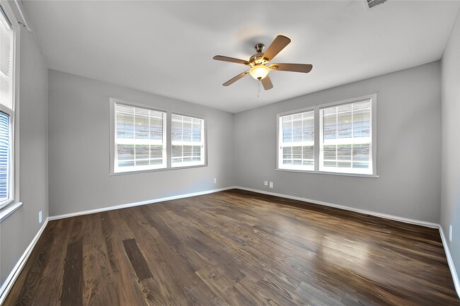 Building Photo - 1606 W 8th St