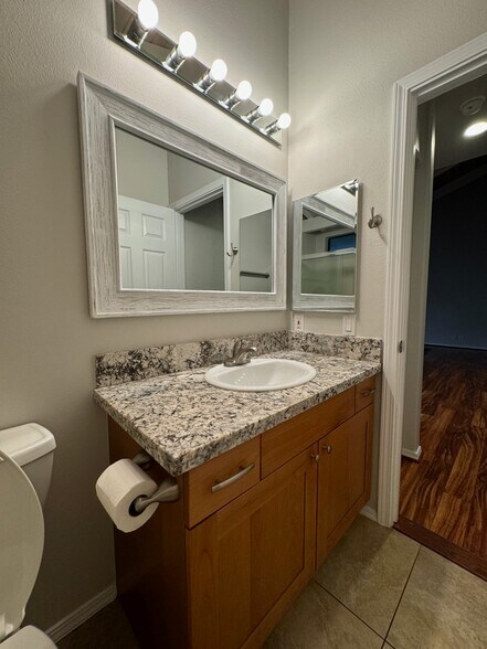 Guest bathroom - 76-6125 Royal Poinciana Way
