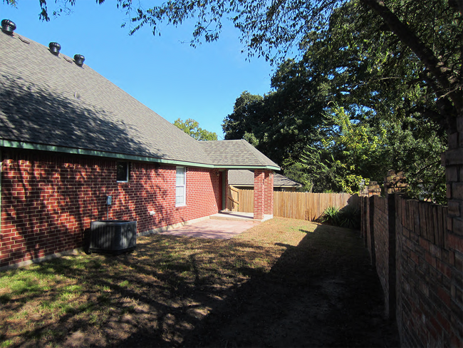 Building Photo - 10880 Park Pl