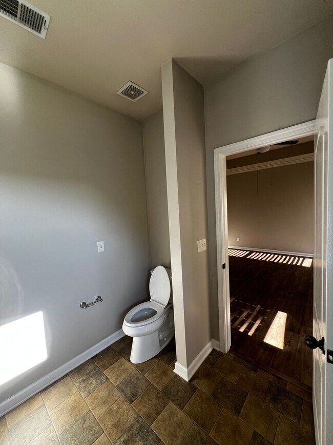 Building Photo - Fultondale/ Chapel Hill Sub-Division 4 BR / 2 Barhrooms / 2 car Garage