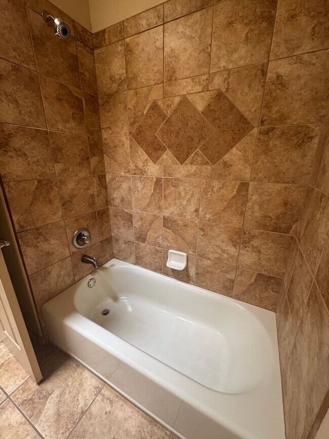 Building Photo - Nice townhome in Gated community