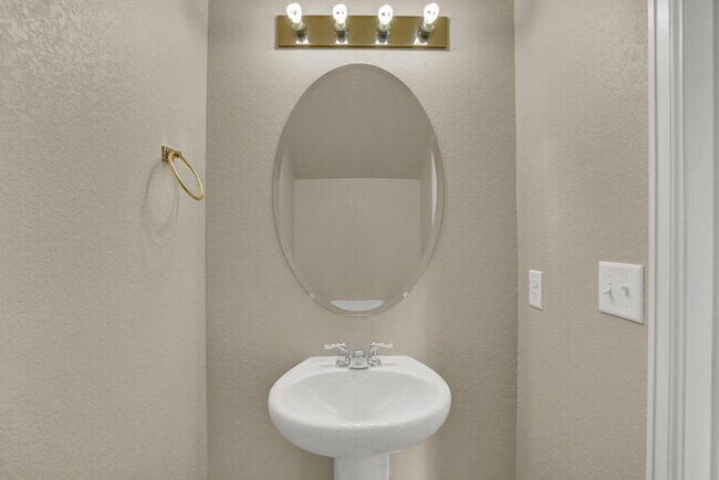 Building Photo - Modern Townhome with Central A/C, 2-Car Ga...