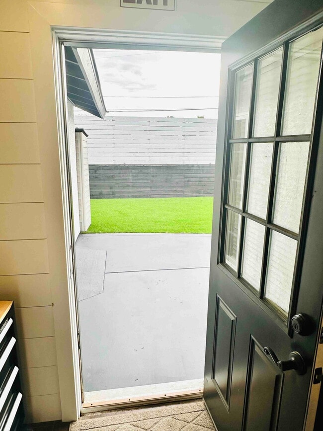 Building Photo - 660 Sunnyside Ave