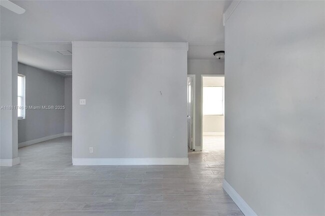 Building Photo - 562 W 4th St