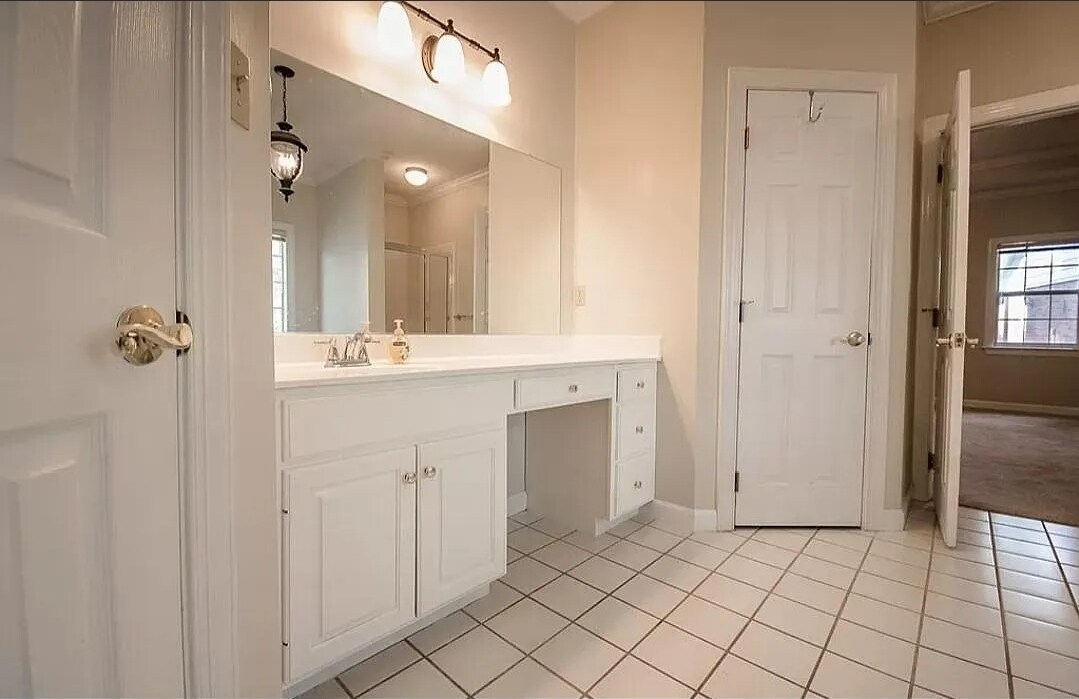 Building Photo - 2 Lauries Pt