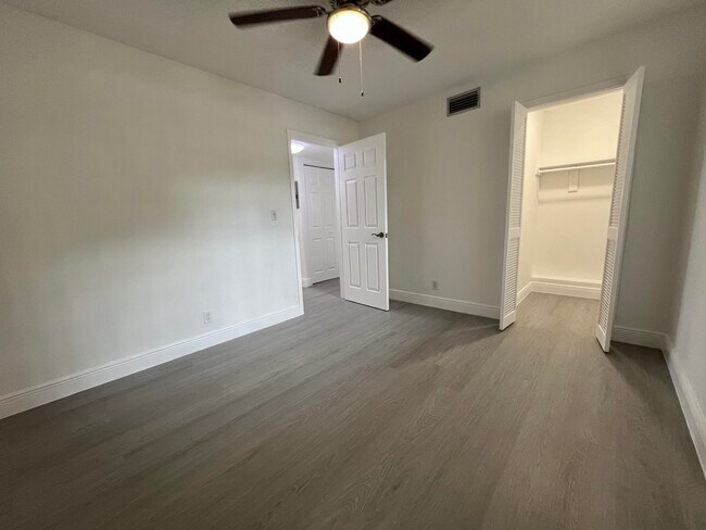 Building Photo - 10821 N Military Trl