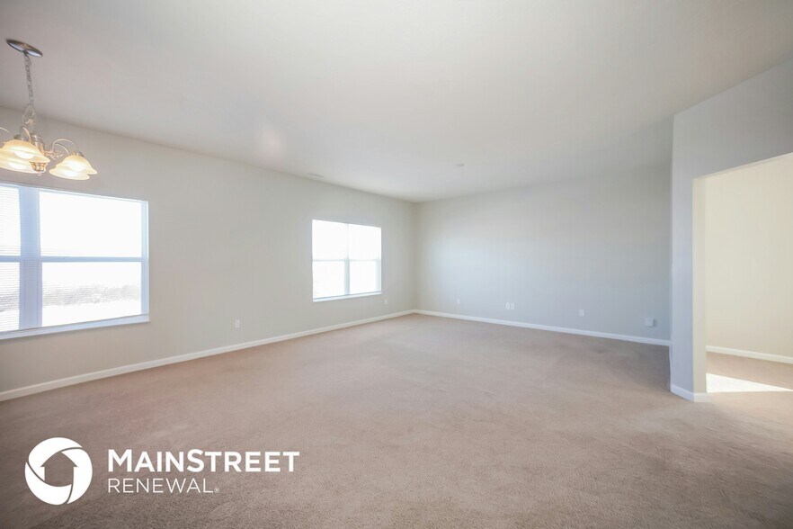 Building Photo - 890 Redwood Dr