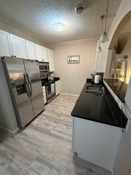 Building Photo - 452 W 84th St