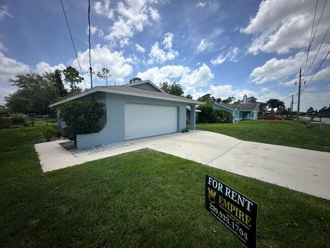 Building Photo - 3 Bedroom -2 Bath - Corner Fenced in Home ...