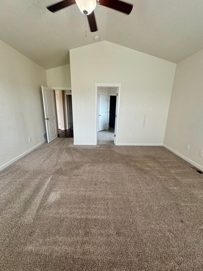 Building Photo - Modern 2 Bedroom, 2 Bathroom Condo