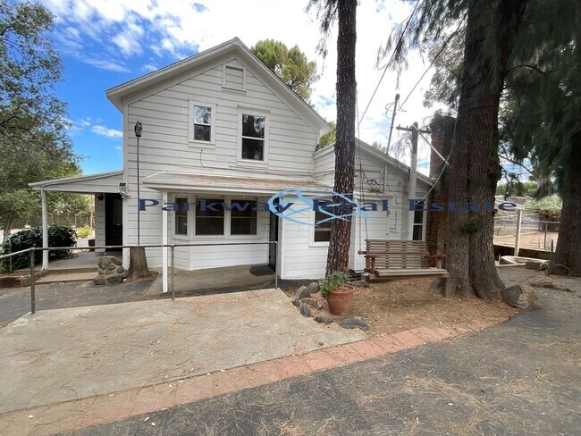 Building Photo - Charming 3 Bedroom House in East Alpine