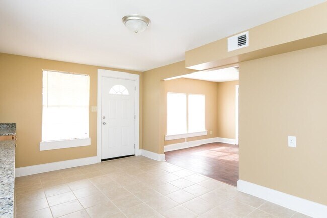 Building Photo - Cute, Clean & Completely Renovated