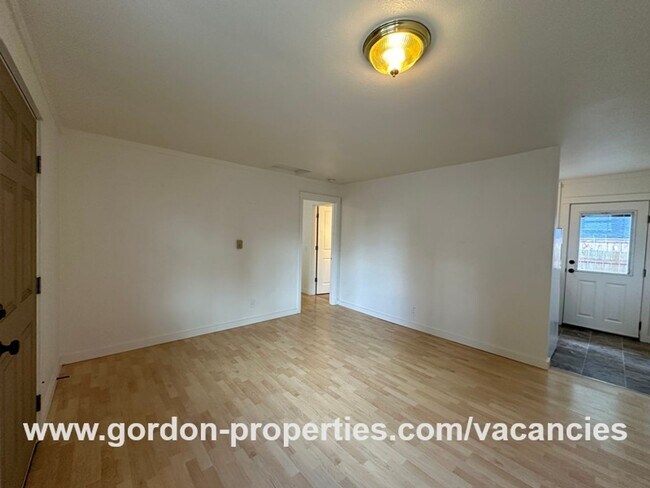 Building Photo - SE Arista Dr - 1 bedroom apartment in Oak Grove with storage unit