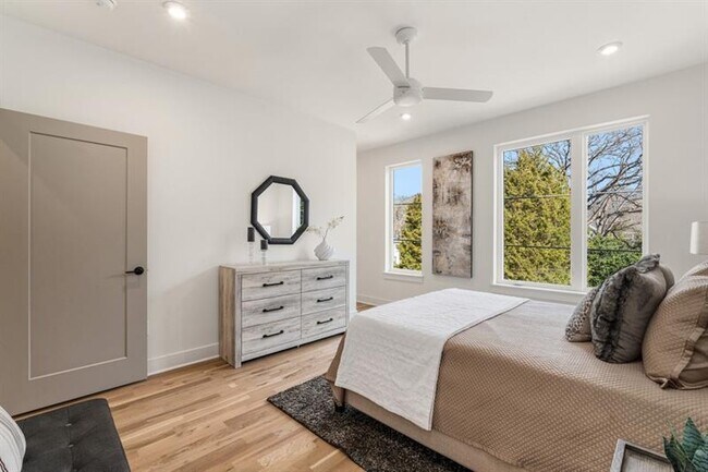 Building Photo - 1237 Memorial Dr SE