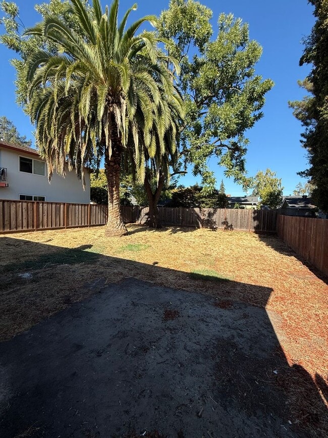 Building Photo - Updated Redwood City Home! New Bath, Fresh...