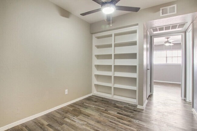 Building Photo - 1212 Hampshire Ln