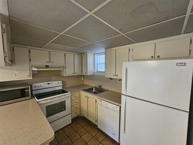 Building Photo - 8290 Lake Dr