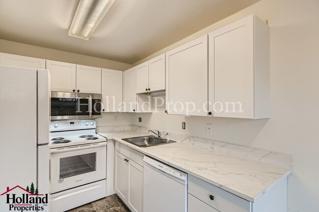 Building Photo - COming Soon! Charming & Convenient Living in Southeast Portland!