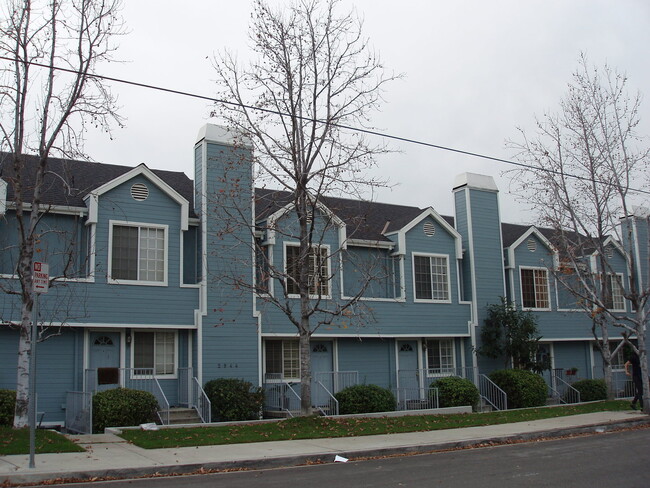 Primary Photo - Charming 2 Bedroom 2 Bath townhouse with a...