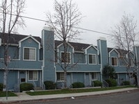 Building Photo - Charming 2 Bedroom 2 Bath townhouse with a balcony in La Crescenta.