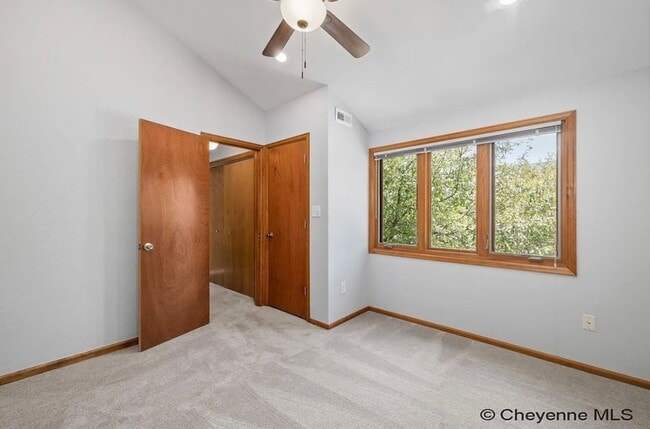 Building Photo - 3 BEDROOM, 2 BATHROOM TOWNHOME WITH 1 CAR ...