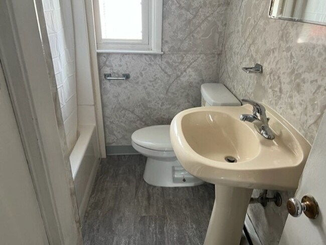 Building Photo - 361 Colonial Rd