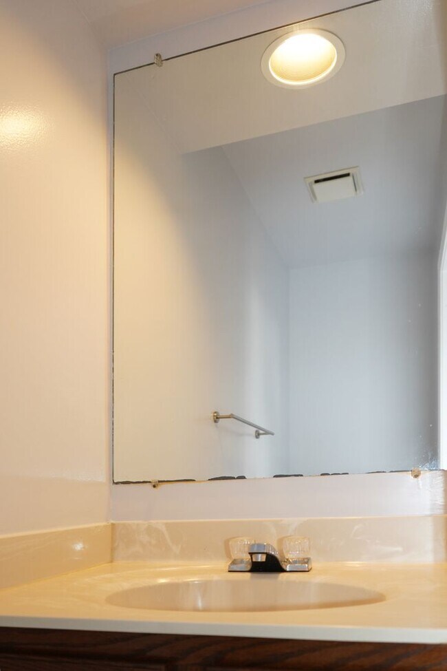 Building Photo - 4 Bedroom 3.5 Bath Townhome in Woodbridge, VA