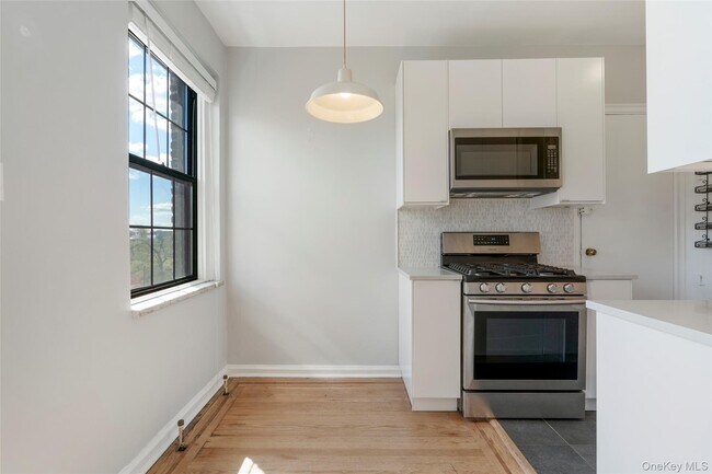 Building Photo - 14 N Chatsworth Ave